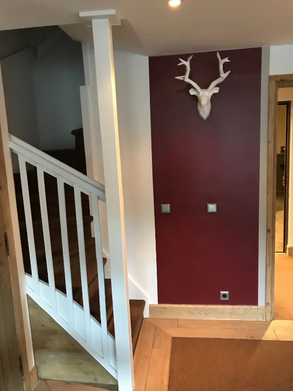 Hall et cage d’escalier, murs et boiseries repeints en contraste