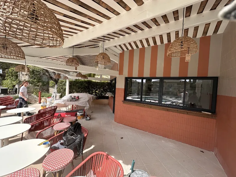 Terrasse de restaurant d’un établissement touristique rénovée